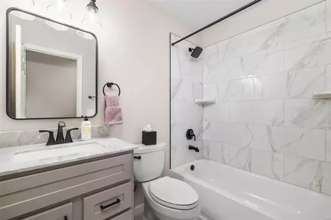 Bath - 1125 Jade Wind Dr, Ballwin, MO 63011 photo 1 of 3