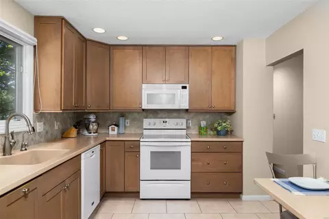 Kitchen - 1125 Jade Wind Dr, Ballwin, MO 63011 photo 5 of 6