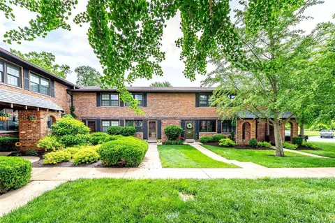 7905 Royal Arms Ct, Saint Louis, MO 63123