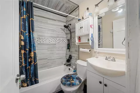 Bath - 6336 Everett Dr, Berkeley, MO 63134 photo 1 of 1