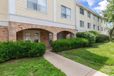 942 Guelbreth Ln #201, Creve Coeur, MO 63141