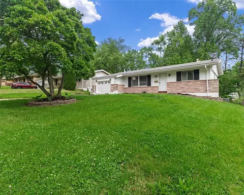 2651 Farber Dr, Saint Louis, MO 63136