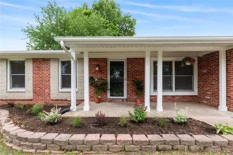 2142 Rountree Dr, Saint Louis, MO 63136