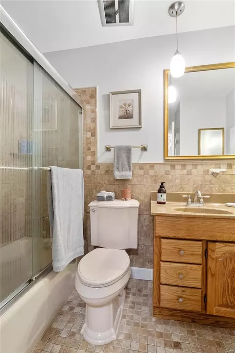 Bath - 334 Elmcrest Dr, Ballwin, MO 63011 photo 2 of 5