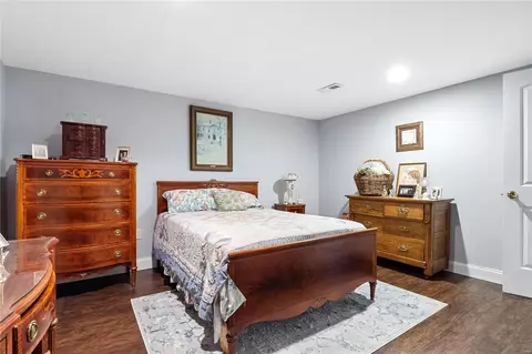 Bedroom - 334 Elmcrest Dr, Ballwin, MO 63011 photo 9 of 10