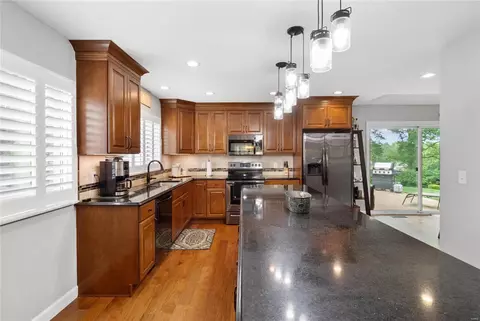 Kitchen - 334 Elmcrest Dr, Ballwin, MO 63011 photo 6 of 7