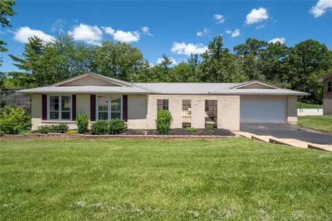 507 Glan Tai Dr, Manchester, MO 63011
