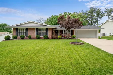 1415 Orchard Lakes Dr, Saint Louis, MO 63146