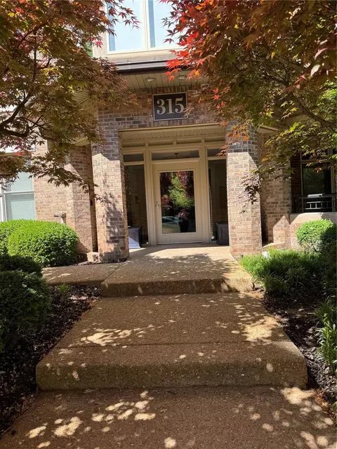 315 N Meramec Ave #22, Clayton, MO 63105