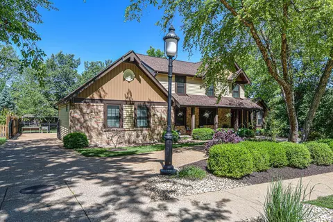 401 Hunters Hill Dr, Chesterfield, MO 63017