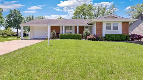 11922 Loxley Ln, Maryland Heights, MO 63043