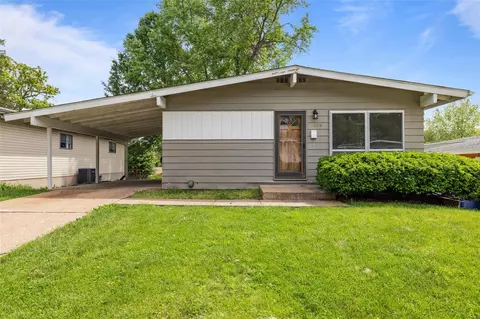 400 Saint Lawrence Dr, Ballwin, MO 63021