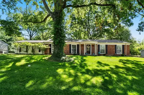 2040 Willow Leaf Dr, Des Peres, MO 63131