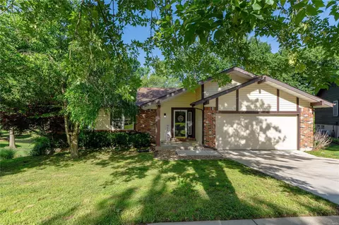 6541 Suson Oaks Dr, Saint Louis, MO 63128