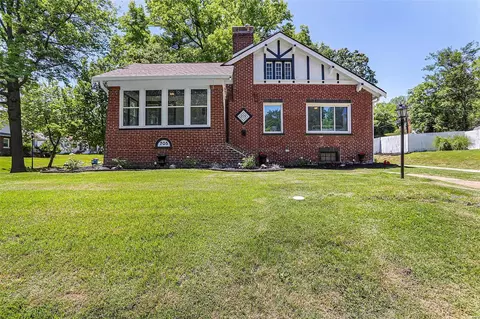 705 N Hills Dr, Saint Louis, MO 63121