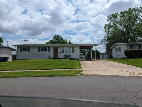 1400 Thrush Ln, Florissant, MO 63031