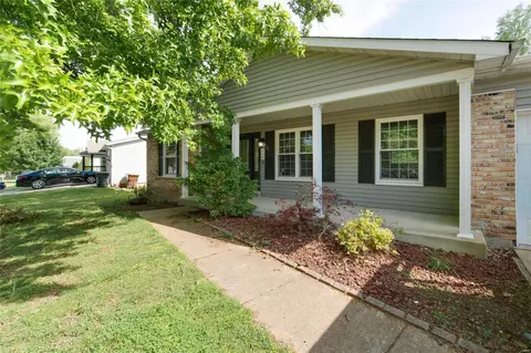 228 Laurelwood Dr, Saint Peters, MO 63376