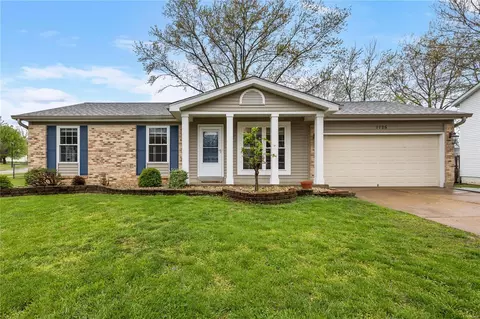 1125 Summit Meadows Dr, Fenton, MO 63026