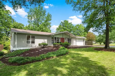 13019 Ferncrest Ct, Creve Coeur, MO 63141