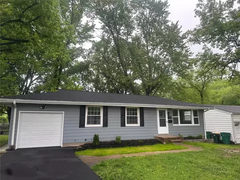 735 Science Hill Dr, Saint Louis, MO 63137