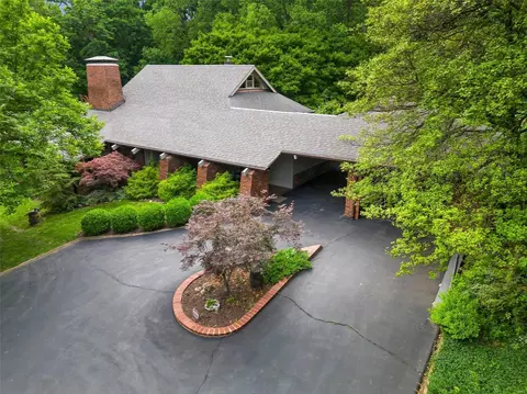 2 Arrowhead Estates Ln, Chesterfield, MO 63017