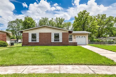 1240 Flamingo Dr, Florissant, MO 63031
