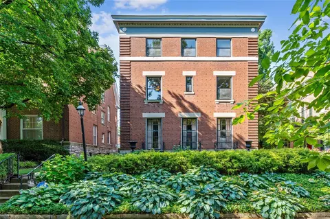14 Lenox Pl, Saint Louis, MO 63108