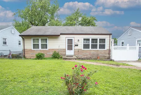 9512 Minerva Ave, Saint Louis, MO 63114