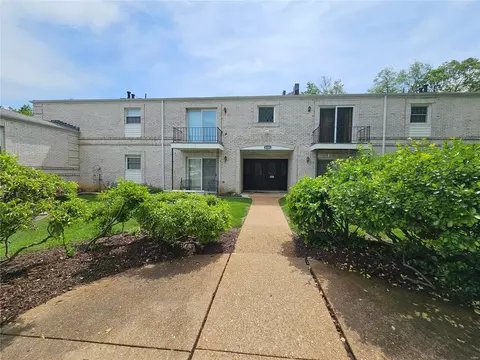 4366 Chateau De Ville Dr #E, Saint Louis, MO 63129