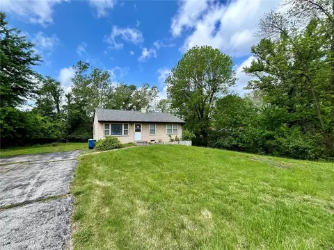 229 Ramsey Ln, Ballwin, MO 63021