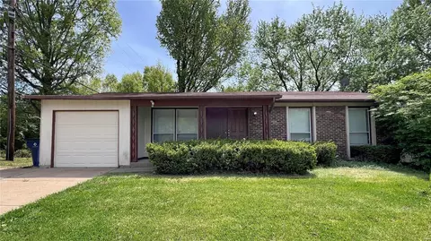 6550 Los Cimas Dr, Florissant, MO 63033