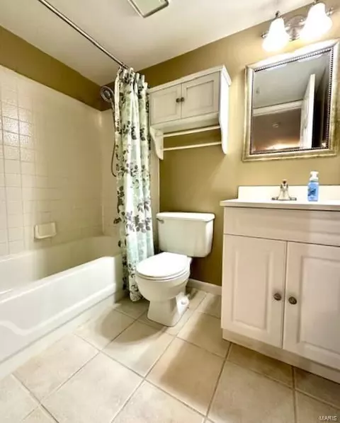 Bath - 701 Ridgeside Dr #E, Ballwin, MO 63021 photo 2 of 2
