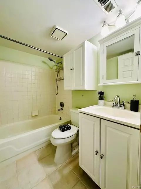 Bath - 701 Ridgeside Dr #E, Ballwin, MO 63021 photo 1 of 2
