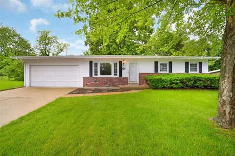 2915 Stratford Dr, Saint Charles, MO 63303