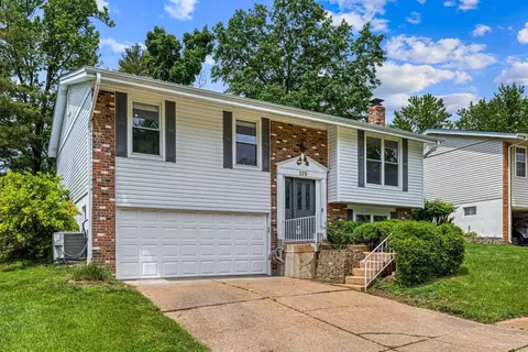 275 Village Meadow Dr, Ballwin, MO 63021 photo 2