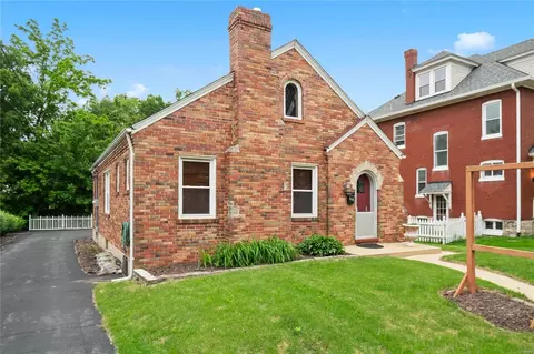 318 N 5th St, Saint Charles, MO 63301