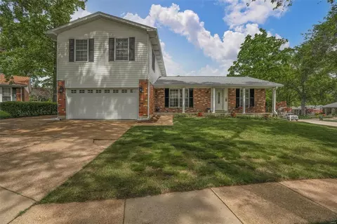 2701 Gladwood Dr, Saint Louis, MO 63129