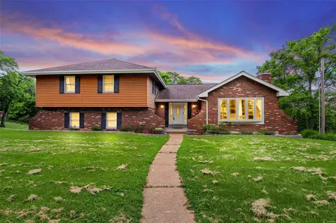 3705 Three Oaks Ln, Bridgeton, MO 63044