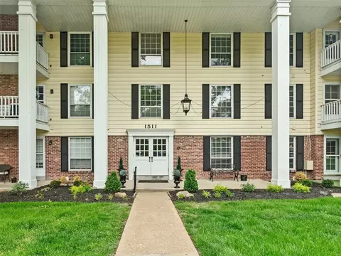 1511 Hampton Hall Dr #16, Chesterfield, MO 63017