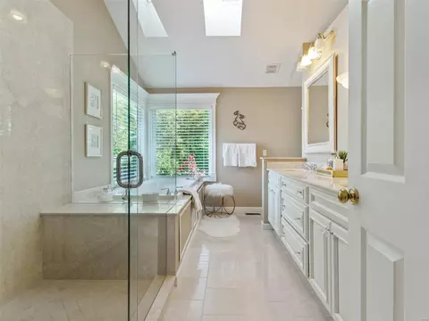 Bath - 16063 Canterbury Estates Dr, Ellisville, MO 63021 photo 2 of 3