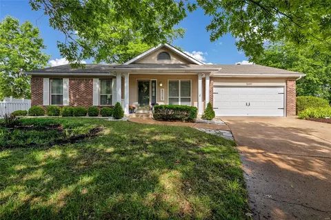 3061 Arrowhead Point Dr, Saint Louis, MO 63129