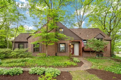 1368 Green Tree Ln, Glendale, MO 63122