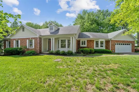 545 Pointe Essex Ct, Kirkwood, MO 63122