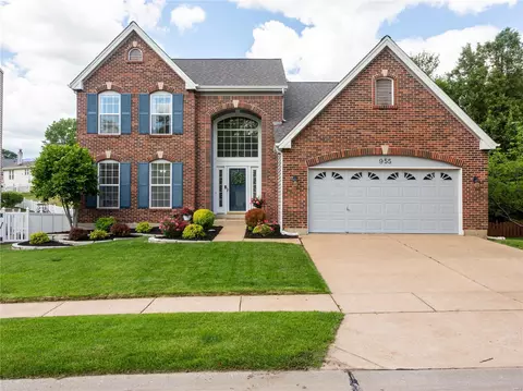 955 Forder Hills Dr, Saint Louis, MO 63129