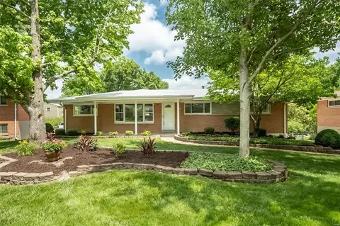8908 Larchwood Ct, Saint Louis, MO 63126
