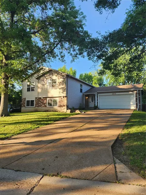 213 Falling Leaf Dr, Saint Peters, MO 63376