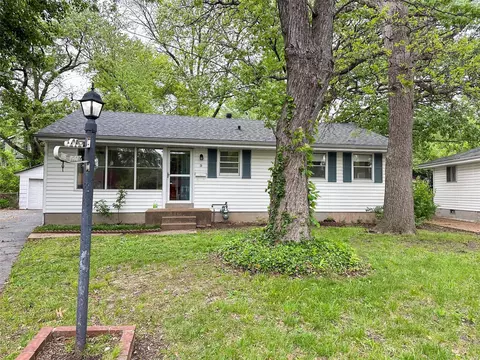 9 Regina Ct, Florissant, MO 63031