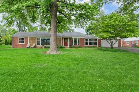 47 W Sherwood Dr, Saint Louis, MO 63114