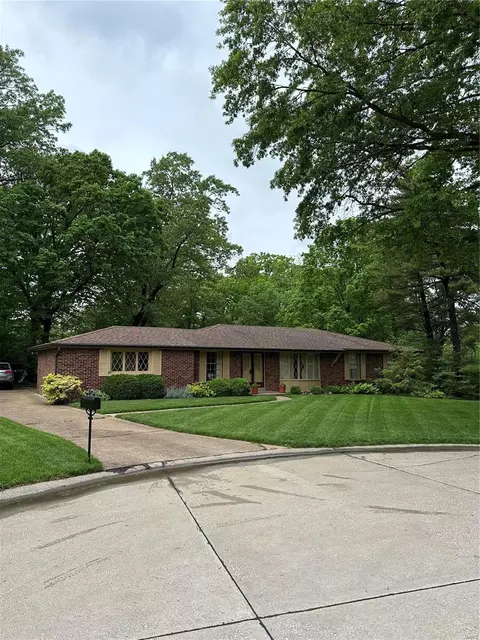 347 Medina Dr, Saint Louis, MO 63122