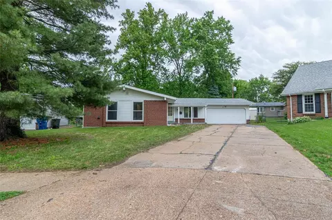 6 Bonnie Ct, Florissant, MO 63033